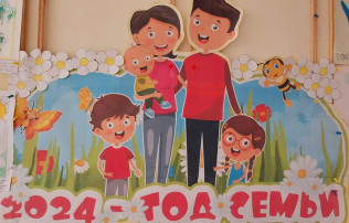 Выставка рисунков «Что важней всего на свете» Выставка рисунков «Что важней всего на свете».