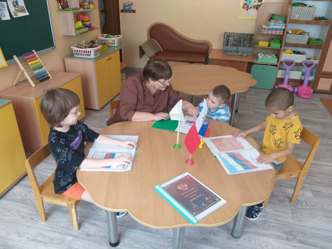 Знаем свой флаг и гордимся им Знаем свой флаг и гордимся им.