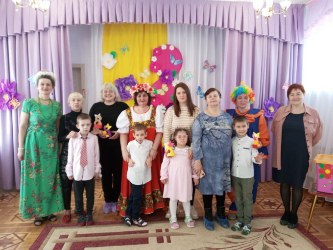 Утренник к 8 Марта в подготовительной к школе группе "Затейники" Утренник к 8 Марта в подготовительной к школе группе "Затейники".